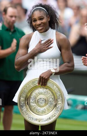 2016, Wimbledon, Centre Court, Finale der Frauen-Singles, Serena Williams (USA) / Angelique Kerber, (GER). Serena Williams mit dem Venus-Rosenwassergericht. Stockfoto