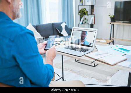 Schicken Sie mir Ihren Link. Ein reifer Geschäftsmann, der mit seinem Laptop einen Videoanruf abgibt. Stockfoto