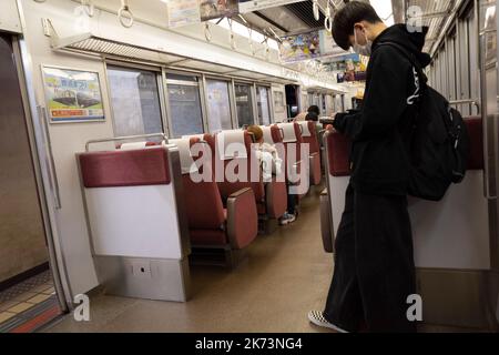 Nagoya, Japan. 6. Oktober 2022. Ein Pendler, der auf den Nagoya-Kintetsu-Expresszug wartet, um das öffentliche Nahverkehrssystem zu verlassen. Die Kintetsu-Bahn fährt durch die Präfektur Mie und ist eine übliche Art, zum Suzuka Circuit zu fahren. Japan hat kürzlich nach mehr als zwei Jahren Reiseverbote aufgrund der COVID-19-Pandemie wieder für den Tourismus geöffnet. Der JR-Pass ist eine sehr verbreitete Möglichkeit für Touristen, um in Japan zu reisen. (Bild: © Taidgh Barron/ZUMA Press Wire) Stockfoto