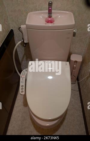 Suzuka, Mie, Japan. 6. Oktober 2022. Eine japanische Toilette mit elektronischem Sitzwärmer und Bidet von Panasonic. Japanische Toiletten sind häufig in Memen zu sehen und faszinieren westliche Touristen aufgrund ihrer technologischen Raffinesse und ihrer Schwierigkeit, herauszufinden, was jeder Knopf tut.Japan hat kürzlich nach über zwei Jahren Reiseverbote aufgrund der COVID-19-Pandemie wieder für den Tourismus geöffnet. Der JR-Pass ist eine sehr verbreitete Möglichkeit für Touristen, um in Japan zu reisen. (Bild: © Taidgh Barron/ZUMA Press Wire) Stockfoto