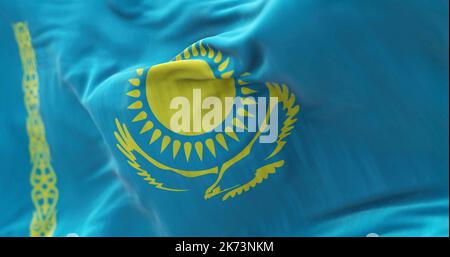 Nahaufnahme der im Wind wehenden Nationalflagge Kasachstans. Die Republik Kasachstan ist ein transkontinentaler Staat zwischen Asien und Europa. F Stockfoto