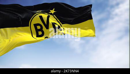 Dortmund, GER, September 2022: Die Flagge von Borussia Dortmund winkt im Wind. Borussia Dortmund ist ein deutscher Profisportverein mit Sitz in Dortm Stockfoto