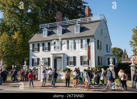 Salem, MA, 10. Oktober 2022: Touristen versammeln sich vor dem Seile Mansion Museum, das im Film Hocus Pocus während des jährlichen Haunted Happ zu sehen ist Stockfoto