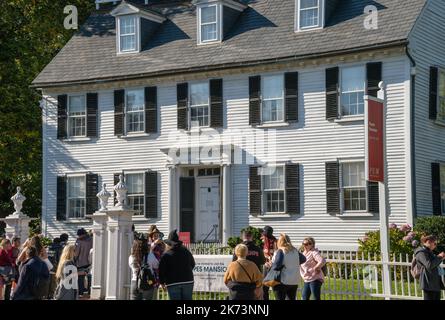 Salem, MA, 10. Oktober 2022: Touristen versammeln sich vor dem Seile Mansion Museum, das im Film Hocus Pocus während des jährlichen Haunted Happ zu sehen ist Stockfoto