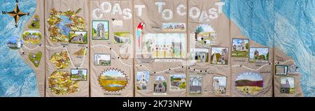 Eine bestickte Tafel in der St. Stephen's Church, auf der der „Coast to Coast“-Pfad von St. Bees nach Robin Hoods Bay, Kirkby Lonsdale, Cumbria, Großbritannien, dargestellt ist Stockfoto