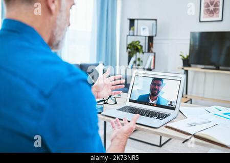Diese Treffen waren produktiv. Ein reifer Geschäftsmann, der mit seinem Laptop einen Videoanruf abgibt. Stockfoto