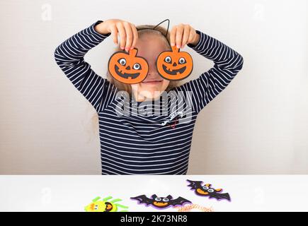 Lustige kleine Mädchen bereitet sich auf Halloween-Party und Dekorationen Stockfoto