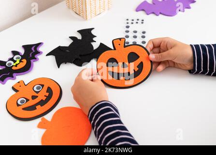 Kinderhände halten halloween Kürbis Dekorationen mit gruseligen Gesicht Stockfoto