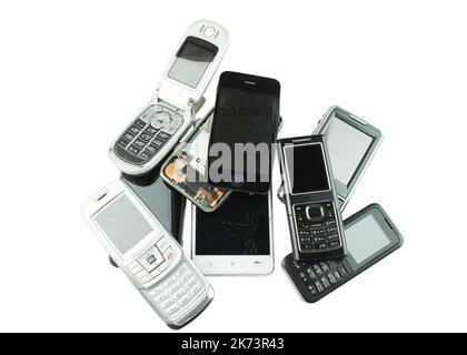 Altes und veraltetes Mobiltelefon auf weißem Hintergrund isoliert. Stockfoto