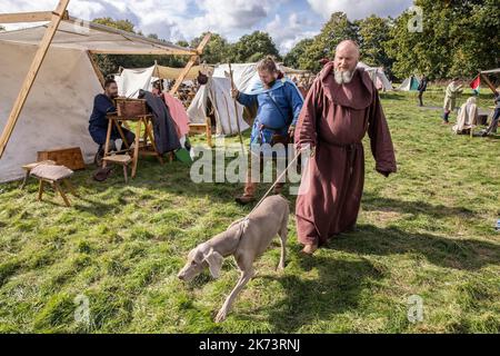 Battle Abbey, Benediktinerabtei in Battle, East Sussex, England das sächsische Lager bei der einzigen Nachstellung der Schlacht von Hastings kehrt für 2022 zurück. Takin Stockfoto