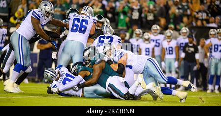 Philadelphia, Pennsylvania, USA. 16. Oktober 2022. 16. Oktober 2022, Philadelphia PA. Philadelphia Eagles kämpfen während des Spiels gegen RB EZEKIEL ELLIOTT (21). Die Adler schlugen die Cowboys, um unbesiegt zu bleiben (Bildquelle: © Ricky Fitchett/ZUMA Press Wire) Stockfoto