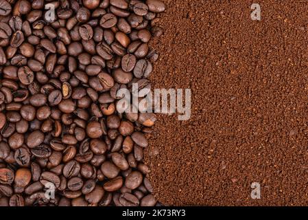 Volle Rahmen von gerösteten Kaffeebohnen und gemahlenem Kaffee. Draufsicht auf den Kaffeehintergrund. Stockfoto