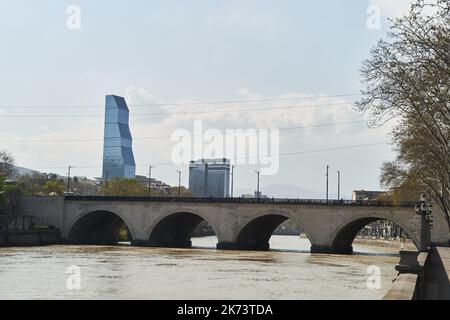 Tiflis, Georgien - 15.04.2021: Saarbrucken-Brücke über den Fluss Kura in Tiflis, Georgien Stockfoto