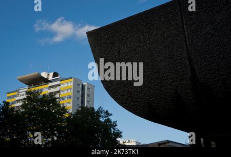 Ansichten und Aspekte der Brutalistischen Architektur rund um das Barbican Arts Centre, London, England, Großbritannien Stockfoto