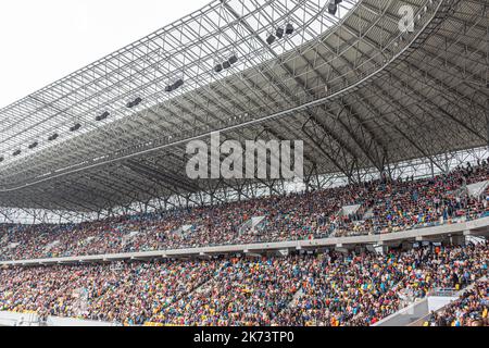 Zuschauer auf dem Podium des Stadions Lviv-Arena. Stockfoto