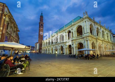 Nachtansicht der Piazza dei Signori mit Basilika Palladiana, Vicenza, Venetien, Italien Stockfoto