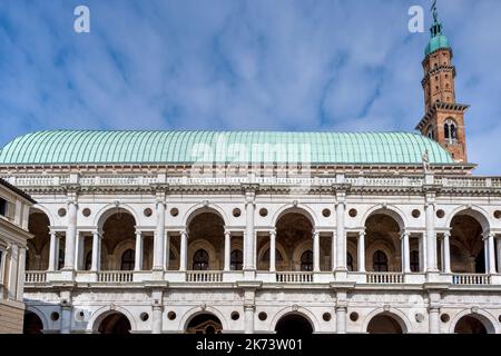 Basilica Palladiana und Torre Bissara Uhrenturm, Vicenza, Venetien, Italien Stockfoto