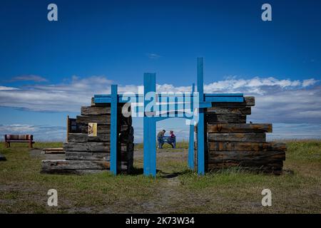 Am 26. Juli 2022 sitzen ein Mann und eine Frau auf einer Bank im Alphonse Couturier Park von Marsoui. Stockfoto