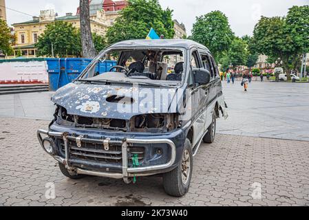 Ein Auto, das während der Kämpfe auf einer Ausstellung in Lemberg, Ukraine, geschossen wurde. Stockfoto