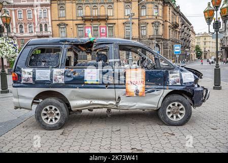 Ein Auto, das während der Kämpfe auf einer Ausstellung in Lemberg, Ukraine, geschossen wurde. Stockfoto