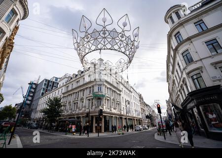 London, Großbritannien. 17. Oktober 2022 .Weihnachtsdekorationen beginnen in New Bond stree im modischen Stadtteil Mayfair zu erscheinen. Kredit: amer ghazzal/Alamy Live Nachrichten Stockfoto