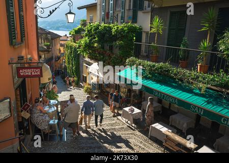 Bellagio Stadt, Ansicht im Sommer von Touristen in einer malerischen schmalen Straße im Zentrum von Bellagio Altstadt, Lombardei, Italien Stockfoto