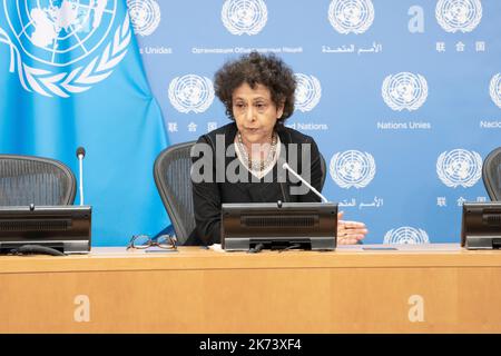 Irene Khan, Sonderberichterstatterin für Meinungs- und Meinungsfreiheit, spricht am 17. Oktober 2022 während der Pressekonferenz vor dem UN-Hauptquartier mit Reportern Stockfoto