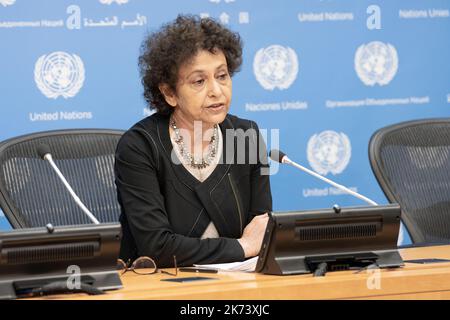 Irene Khan, Sonderberichterstatterin für Meinungs- und Meinungsfreiheit, spricht am 17. Oktober 2022 während der Pressekonferenz vor dem UN-Hauptquartier mit Reportern Stockfoto