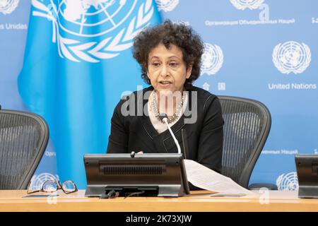 Irene Khan, Sonderberichterstatterin für Meinungs- und Meinungsfreiheit, spricht am 17. Oktober 2022 während der Pressekonferenz vor dem UN-Hauptquartier mit Reportern Stockfoto