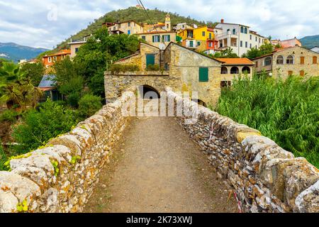 Die mittelalterliche Brücke aus zwei Bögen in Molini di Prelà. Prelà ist eine Gemeinde in den ligurischen Alpen, Italien. Provinz Imperia. Italien. Stockfoto