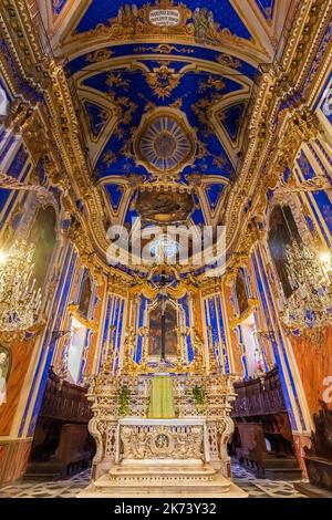 Das Innere von St.. Thomas die Apostelkirche in Dolcedo mit einem griechischen Kreuzplan. Dolcedo ist ein mittelalterliches Dorf, bestehend aus acht Dörfern, jedes wi Stockfoto