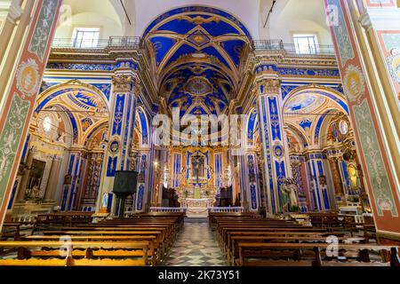 Das Innere von St.. Thomas die Apostelkirche in Dolcedo mit einem griechischen Kreuzplan. Dolcedo ist ein mittelalterliches Dorf, bestehend aus acht Dörfern, jedes wi Stockfoto