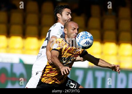 Pasquale Schiattarella von Benevento fordert den Ball mit dem italienischen Mittelfeldspieler Francesco Cassata von Ternana während des Fußballspiels der Serie B zwischen Benevento und Ternana im Ciro Vigorito Stadium, Benevento, Italien, am 15 2022. Oktober. Stockfoto