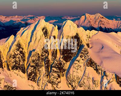 Steile, inspirierende Berge, Sonnenuntergang, Sonnenaufgang in einer großen Berglandschaft Stockfoto