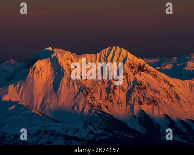 Steile, inspirierende Berge, Sonnenuntergang, Sonnenaufgang in einer großen Berglandschaft Stockfoto