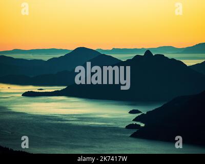 Steile, inspirierende Berge, Sonnenuntergang, Sonnenaufgang in einer großen Berglandschaft Stockfoto