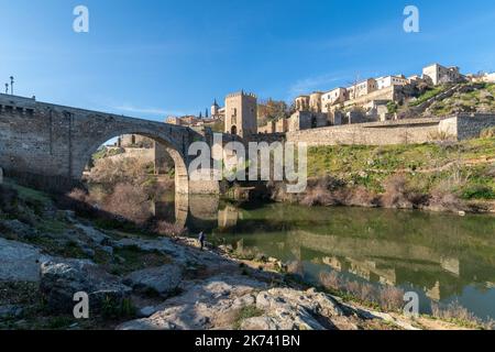Brücke Puente de Alcantara über den Fluss Tejo in Toledo, Spanien Stockfoto