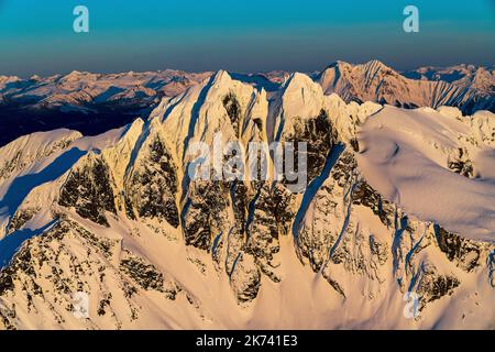 Steile, inspirierende Berge, Sonnenuntergang, Sonnenaufgang in einer großen Berglandschaft Stockfoto