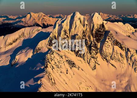 Steile, inspirierende Berge, Sonnenuntergang, Sonnenaufgang in einer großen Berglandschaft Stockfoto