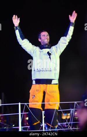 Der französische Skipper Armel Le Cleac'h feiert am 19. Januar 2017 vor Les Sables d'Olonne, Westfrankreich, an Bord seines Imoca-Einrumpfes, nachdem er die Ziellinie des Vendee Globe solo um das Weltsegellrennen überquert hat. Der französische Skipper Armel Le Cleac'h gewann am 19. Januar 2017 in Rekordzeit die Vendee Globe Solo-Runde des Weltjagenrennens. Stockfoto