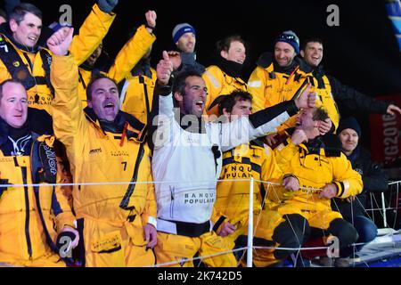 Der französische Skipper Armel Le Cleac'h feiert am 19. Januar 2017 vor Les Sables d'Olonne, Westfrankreich, an Bord seines Imoca-Einrumpfes, nachdem er die Ziellinie des Vendee Globe solo um das Weltsegellrennen überquert hat. Der französische Skipper Armel Le Cleac'h gewann am 19. Januar 2017 in Rekordzeit die Vendee Globe Solo-Runde des Weltjagenrennens. Stockfoto