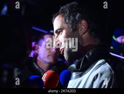 Der französische Skipper Armel Le Cleac'h feiert am 19. Januar 2017 vor Les Sables d'Olonne, Westfrankreich, an Bord seines Imoca-Einrumpfes, nachdem er die Ziellinie des Vendee Globe solo um das Weltsegellrennen überquert hat. Der französische Skipper Armel Le Cleac'h gewann am 19. Januar 2017 in Rekordzeit die Vendee Globe Solo-Runde des Weltjagenrennens. Stockfoto