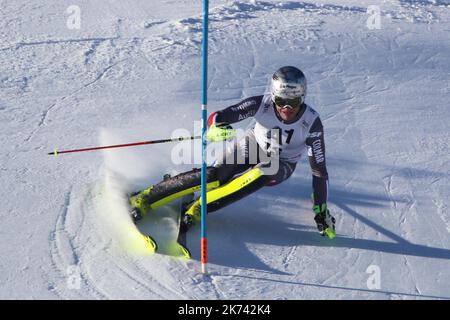 Julien LIZEROUX tritt am 22. Januar 2017 beim ersten Lauf des FIS Alpine Ski World Cup Men's Slalom in Kitzbühel an. Der britische Dave Ryding führt vor Stefano Gross aus Italien, dem dritten Felix Neureuther aus Deutschland. Stockfoto