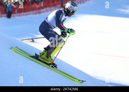 Julien LIZEROUX tritt am 22. Januar 2017 beim ersten Lauf des FIS Alpine Ski World Cup Men's Slalom in Kitzbühel an. Der britische Dave Ryding führt vor Stefano Gross aus Italien, dem dritten Felix Neureuther aus Deutschland. Stockfoto