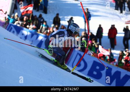 Julien LIZEROUX tritt am 22. Januar 2017 beim ersten Lauf des FIS Alpine Ski World Cup Men's Slalom in Kitzbühel an. Der britische Dave Ryding führt vor Stefano Gross aus Italien, dem dritten Felix Neureuther aus Deutschland. Stockfoto