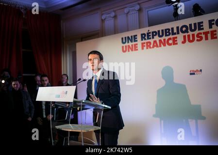 Der ehemalige französische Premierminister und Kandidat für die linke Partei Parti Socialiste Manuel Valls hält eine Rede nach den Ergebnissen der ersten Runde der Vorwahlen am 22. Januar 2017 in Paris Stockfoto