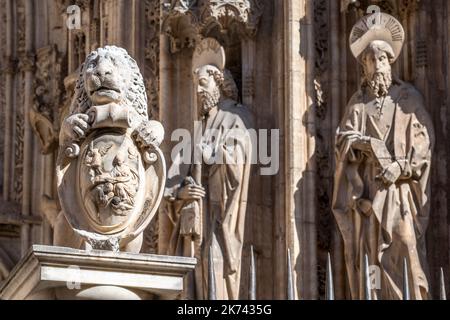 Detaillierte Architektur außerhalb der Primatial Cathedral of Saint Mary of Toledo in Toledo, Spanien Stockfoto
