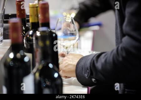 Montpellier, Frankreich, Jan 29. 2017 VINISUD ist das Schaufenster der weltweit führenden Weinregion, dem Mittelmeer, das allein mehr als 50 % der weltweiten Produktion ausmacht. Jede Veranstaltung bringt die Mehrheit der mediterranen Weinproduzenten und professionellen Einkäufer aus allen Kontinenten zusammen und trägt so dazu bei, das Mittelmeer für neue Weinmärkte zu öffnen. Stockfoto