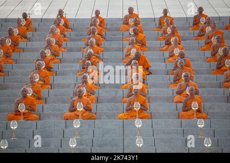 Buddhistische Mönche beten während einer jährlichen Zeremonie am 11. Februar 2017 im Wat Phra Dhammakaya Tempel im Norden von Bangkok, Thailand. Die Thailänder feiern das buddhistische Fest der Umkreisung im Uhrzeigersinn und der Makha pratipa-Laternen-Beleuchtungszeremonie im Dhammakaya-Tempel am „Makha Bucha Day“ während des dritten Mondmondes, bei dem sich rund 1250 Mönche versammelten, um vom Buddha ordiniert zu werden. Stockfoto