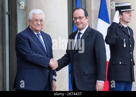 Der französische Präsident Francois Hollande schüttelt die Hände gegen den Präsidenten der Palästinensischen Autonomiebehörde Mahmoud Abbas, als er ihn bei seiner Ankunft am 7. Februar 2017 im Präsidentenpalast Elysee in Paris begrüßt. Stockfoto